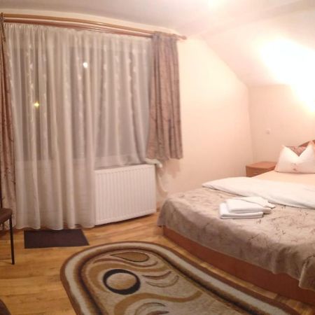 Casa Terzea Hotel Risnov Bagian luar foto