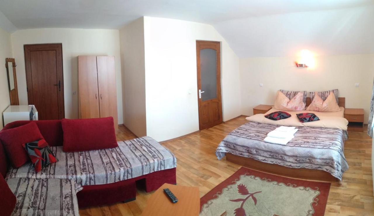Casa Terzea Hotel Risnov Bagian luar foto